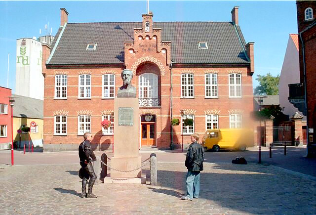 Vor dem Rathaus von Nykping